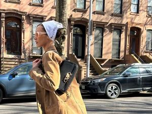 Padu Padan Street Style ala Bella Hadid Bisa Buat Outfit Jadi Makin Kece