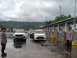Pelabuhan di Bali-Lombok Ditutup karena Cuaca Buruk, Picu Antrean Kendaraan Pelabuhan di Bali-Lombok Ditutup karena Cuaca Buruk, Picu Antrean Kendaraan