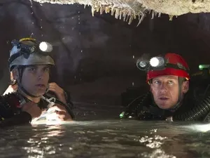 Sinopsis The Cave: Saat Tim Sepakbola Terjebak di Dalam Gua Sinopsis The Cave: Saat Tim Sepakbola Terjebak di Dalam Gua