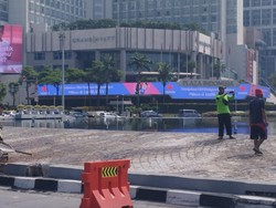 Mobil Tabrak Pembatas Kolam Bundaran HI, Pengemudi Terluka