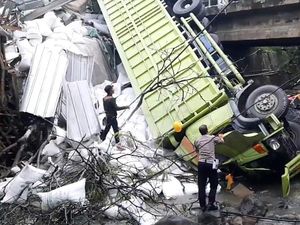 Momen Dramatis Evakuasi Truk Masuk Sungai di Tasikmalaya Momen Dramatis Evakuasi Truk Masuk Sungai di Tasikmalaya