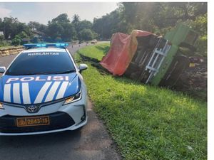 Truk Terguling di Tol Jagorawi arah Jakarta Gegara Sopir Ngantuk