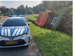 Truk Terguling di Tol Jagorawi arah Jakarta Gegara Sopir Ngantuk