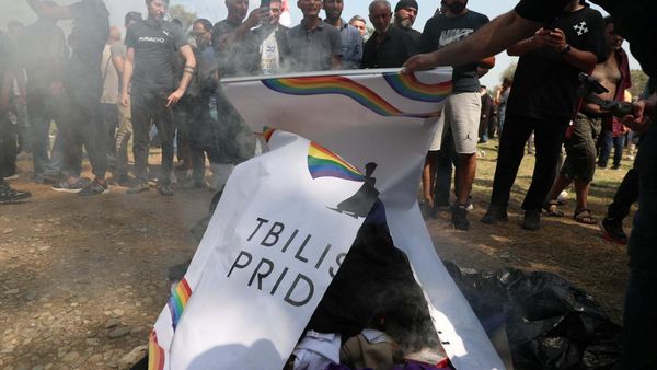 Aktivis Anti-LGBT dan Polisi Bentok di Tbilisi Georgia