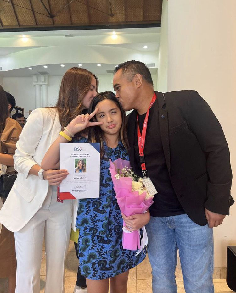 Anak Nia Ramadhani Wisuda SD