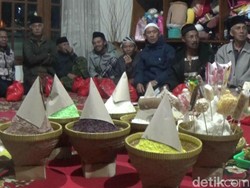 Ruwatan Anak Gimbal di Dieng, 7 Jenis Tumpeng dan Aneka Jajanan Disajikan