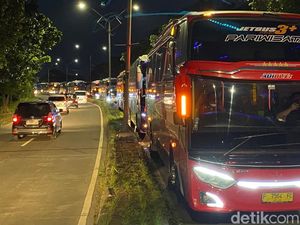 Padatnya Antrean Kendaraan yang Hendak Keluar dari Area Al Jabbar