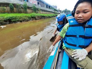 Antusiasme Anak-anak Susuri Kali Ciliwung Sembari Belajar soal Banjir