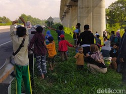 Kala Bocah-bocah Cimahi Menantang Bahaya Demi Om Telolet Om