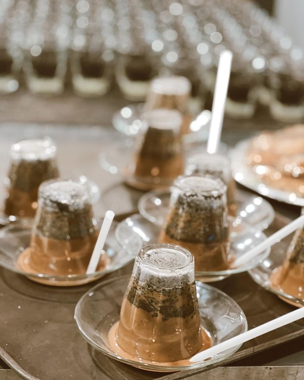 Cara menikmati kupi khop/Foto: Instagram.com/kupikhop.official Kupi khop memiliki cara yang unik untuk dinikmati.