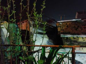 Dump Truk Pupuk Urea Timpa Rumah Warga di Greges Surabaya, 1 Orang Tewas Dump Truk Pupuk Urea Timpa Rumah Warga di Greges Surabaya, 1 Orang Tewas