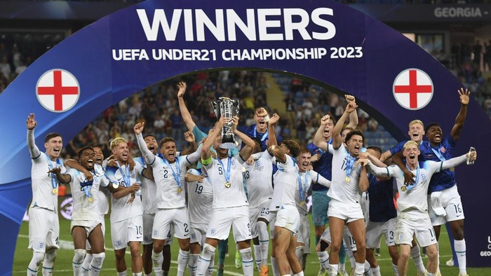 Englands players celebrate with the trophy their 1-0 victory in the Euro 2023 U21 Championship final soccer match between England and Spain at the Batumi Arena stadium in Batumi, Georgia, Saturday, July 8, 2023. (AP Photo/Tamuna Kulumbegashvili)