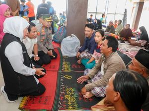 Khofifah Tinjau Banjir Lahar Semeru hingga Layanan Psikososial Pengungsi