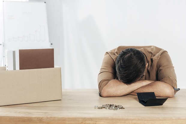 Ilustrasi pria punya banyak utang/Foto: Freepik/freepik