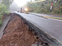 Jalan Tirtoyudo Malang Ambles Sedalam 50 Meter, Mobil Dilarang Lewat