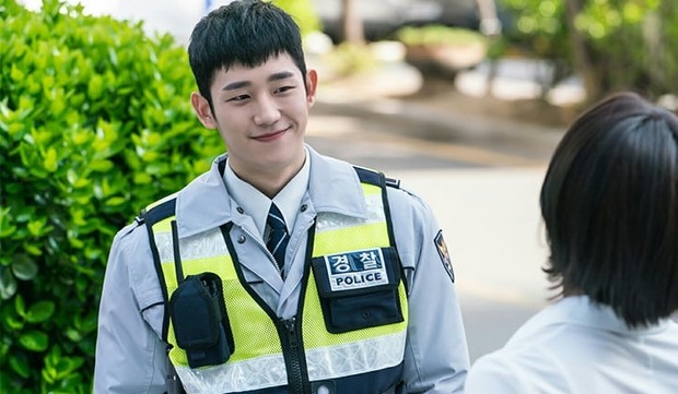 Jung Hae In berperan sebagai polisi di While You Were Sleeping/Foto: soompi.com