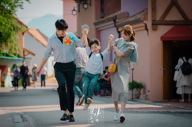 Jung Hae In menjadi seorang single father di One Spring Night/Foto: hancinema.net
