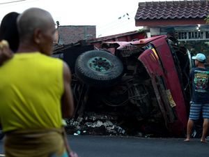 Truk Terguling Timpa Rumah, 1 Warga Tewas