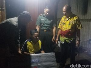Keluarga yang Tinggal di Tengah Hutan Jember Akhirnya Dapat Bantuan Keluarga yang Tinggal di Tengah Hutan Jember Akhirnya Dapat Bantuan