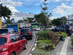 Arus Lalin di Gedebage Padat, Polisi Berlakukan Buka Tutup Jalan