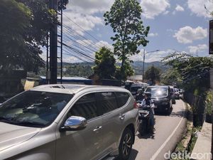 Kendaraan Terjebak Macet di Jalur Dago Arah Lembang Siang Ini