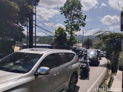 Kendaraan Terjebak Macet di Jalur Dago Arah Lembang Siang Ini