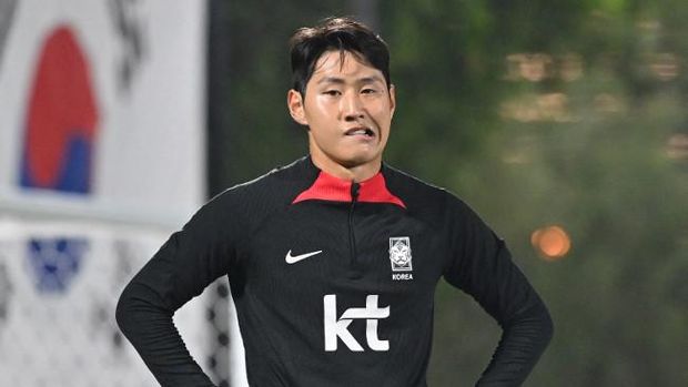South Korea's midfielder Lee Kang-in takes part in a training session at Al Egla Training Site 5 in Doha on November 25, 2022, during the Qatar 2022 World Cup football tournament. (Photo by Jung Yeon-je / AFP)
