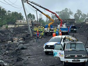 Khofifah Janji Listrik Terdampak Banjir Lahar Dingin Semeru Kembali Berfungsi