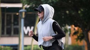 8 Gaya Olla Ramlan Pakai Legging Saat Olahraga Lari, Bentuk Kaki Jadi Sorotan