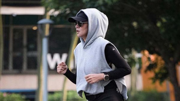 8 Gaya Olla Ramlan Pakai Legging Saat Olahraga Lari, Bentuk Kaki Jadi Sorotan