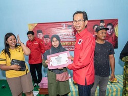 Bagikan Beasiswa PIP Puti, PDIP Surabaya: Cegah Anak Putus Sekolah