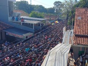 Heboh Ribuan Orang Berebut Uang Puluhan Juta yang Disebar Bos Batik Pekalongan Heboh Ribuan Orang Berebut Uang Puluhan Juta yang Disebar Bos Batik Pekalongan