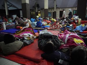 Pengungsi Banjir Lahar Dingin Gunung Semeru Jadi 1.038 Orang