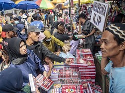 Pasar Pagi Jakbar Diserbu Jelang Tahun Ajaran Baru 2023