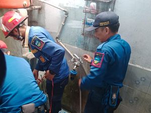 Hii..! Ada Ular Kobra Ngumpet di Kamar Mandi Hii..! Ada Ular Kobra Ngumpet di Kamar Mandi