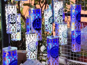 Kreatif! Pria Probolinggo Ini Sulap Paralon Bekas Jadi Lampu Hias Kaligrafi