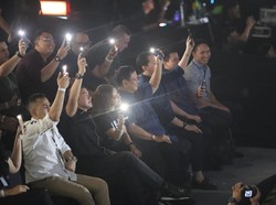 Prabowo Nonton Konser 3 Dekade Ari Lasso, Ikut Nyalakan Flash Light HP