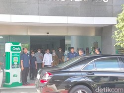 Jokowi Jenguk Cak Nun di RSUP Dr Sardjito Jogja