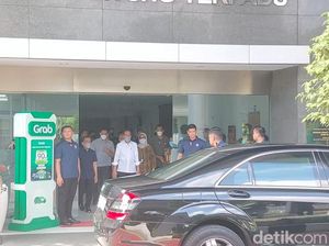 Presiden Jokowi Jenguk Cak Nun di RSUP Dr Sardjito Jogja Presiden Jokowi Jenguk Cak Nun di RSUP Dr Sardjito Jogja