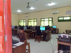 Ratusan Siswa SD dan SMP di Kota Blitar Tak Dapat Paket Seragam Gratis