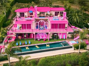 Ada Rumah Barbie di Malibu, Atap Hingga Seluncuran Semuanya Pink! Ada Rumah Barbie di Malibu, Atap Hingga Seluncuran Semuanya Pink!