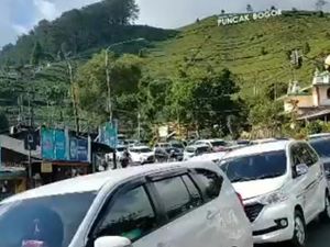 Viral Puncak Macet Saat One Way, Polisi: Terhambat Kendaraan Keluar Vila