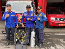 Cerita Diskar Bandung, Pakai Alat Selam Evakuasi Skateboard Nyemplung ke Kolam