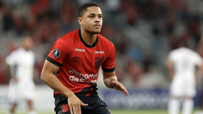 Athletico Paranaenses forward Vitor Roque celebrates after scoring during the Copa Libertadores group stage football match between Athletico Paranaense and Atletico Mineiro at the Arena da Baixada stadium in Curitiba, Brazil, on April 18, 2023. (Photo by albari rosa / AFP)