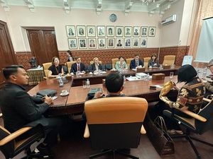 Wabup Garut ke Rusia, Tawarkan Wisata hingga Jaket Kulit Wabup Garut ke Rusia, Tawarkan Wisata hingga Jaket Kulit