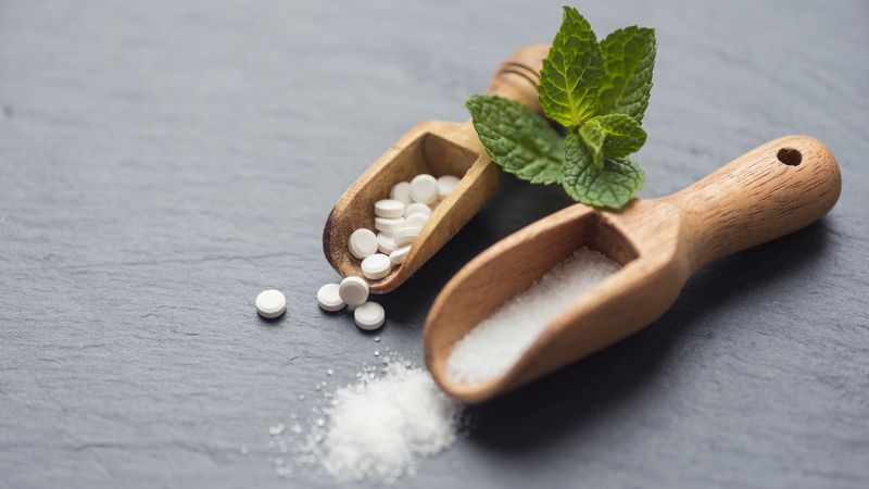 Shot of stevia, a low calorie and low carb sugar substitute as tablets and granulated benarkah stevia perhiasaan