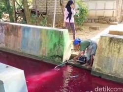 Heboh Air Selokan di Pamekasan Mendadak Berwarna Merah Darah