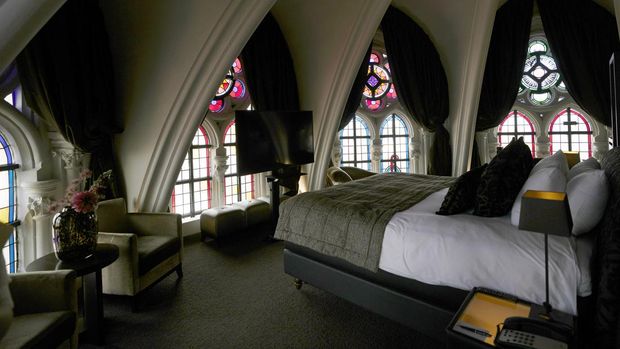 Alih Fungsi Gereja di Belgia yang Sepi Jemaat Sunlight filters in through stained glass windows in a guest room at the Martin's Patershof hotel in the center of Mechelen, Belgium, Monday, June 19, 2023. Across Europe, the continent that nurtured Christianity for most of two millennia, many churches, convents, beguinages and chapels stand empty as faith and church attendance have dwindled over the past half century. Many are now been repurposed to preserve their historical and architectural relevance, while others have opened up to non-religious activities to expand their use. (AP Photo/Virginia Mayo)