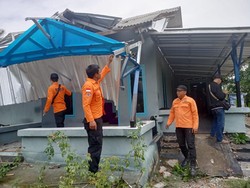Angin Puting Beliung Rusak Atap Rumah-Perahu Nelayan di Bangka Barat