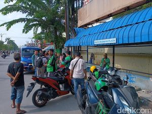 Angkot Tabrak Penjual Paket-3 Motor Ojol di Halte Millenium Medan
